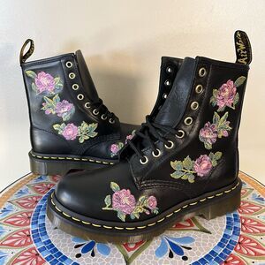 Dr. Doc Martens 1460 Vonda II Women’s 5 Black Leather 8-Eye Lace Up Ankle Boots